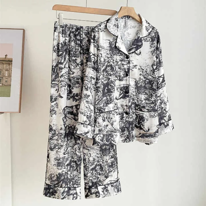 ملابس نوم حريرية للسيداتWomen's Silk Sleepwear Elegant