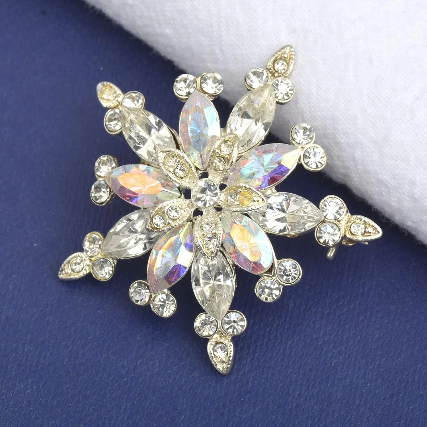 Christmas Snowflake Brooch Pin for Women Girls Rhinestone Crystal Snowflake Brooch Pins Glitter Fashion Christmas Brooches and Pins Christmas Jewelry Winter Holiday Gifts