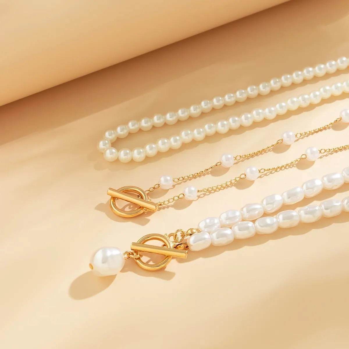 Dainty Layered Pearl Necklaces for Women Gold/Silver Paperclip Chain Pearl Choker Necklaces for Women Vintage Toggle Necklace Chunky Baroque Pearl Necklace