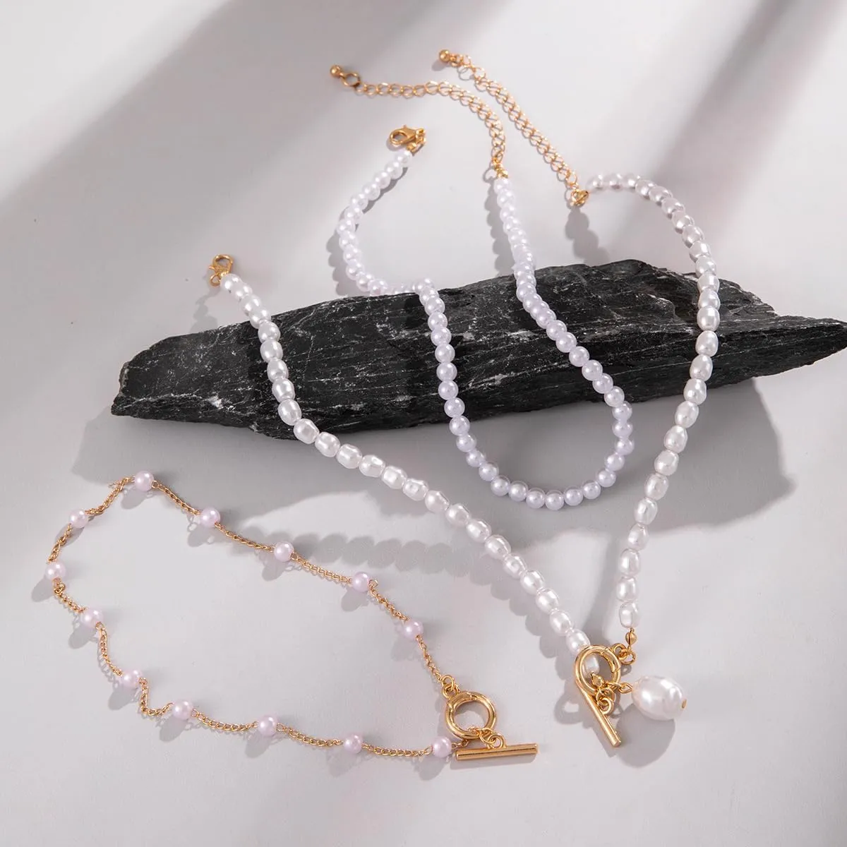 Dainty Layered Pearl Necklaces for Women Gold/Silver Paperclip Chain Pearl Choker Necklaces for Women Vintage Toggle Necklace Chunky Baroque Pearl Necklace
