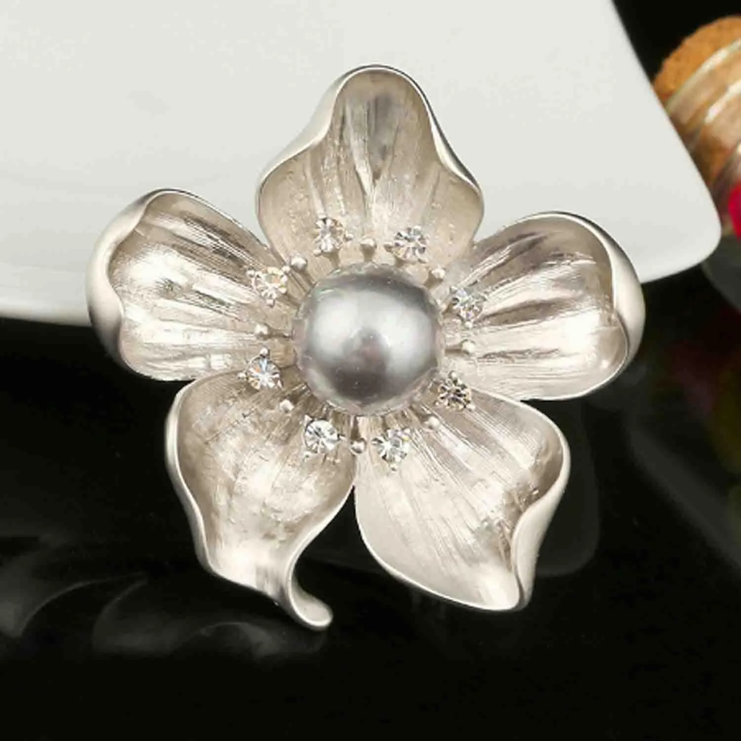 Fashion Rhinestone Flower Brooches Pins Cute Pearl Crystal Floral Lapel Pin Brooch Costume Decorate Jewelry for Women Gril Gift
